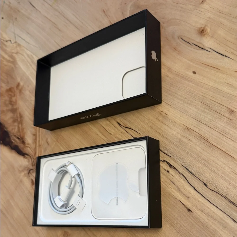 Apple Lightning to USB-C Cable in White with Packaging Inserts